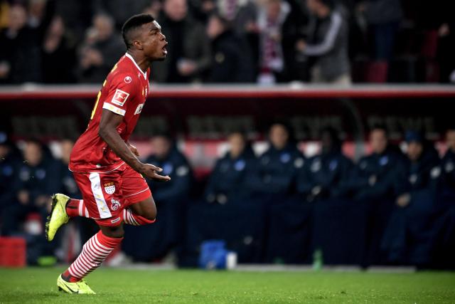 法网-科博利3-1逆转4号种子 贝雷蒂尼次盘退赛送同胞晋级